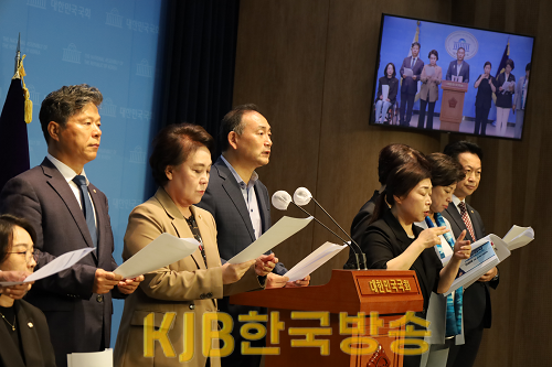 20231013_민주당_복지위_의대정원_증원_확대_공동_기자회견_(1).png