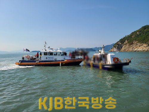 승선원 안전상태를 확인하는 해양경찰.png