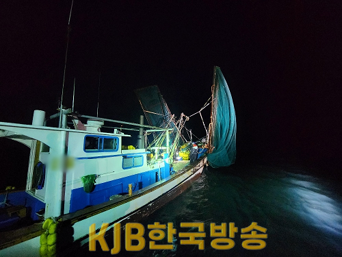 해양경찰이 불법 어구를 확인 중이다.png