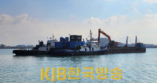 물때에 맞춰 자력이주하기 위해 대기 중인 좌주선박.png
