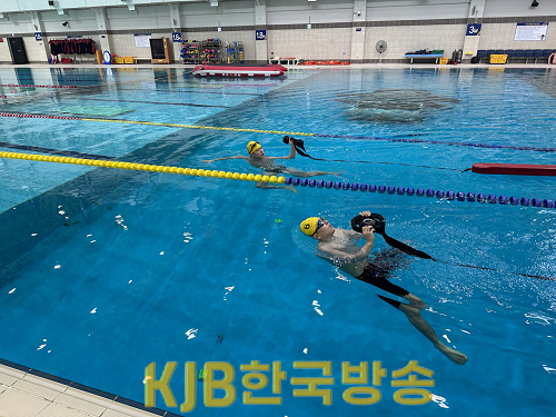 해양경찰교육원에서 수상구조사 자격시험을 응시하고 있는 응시생들(2).png