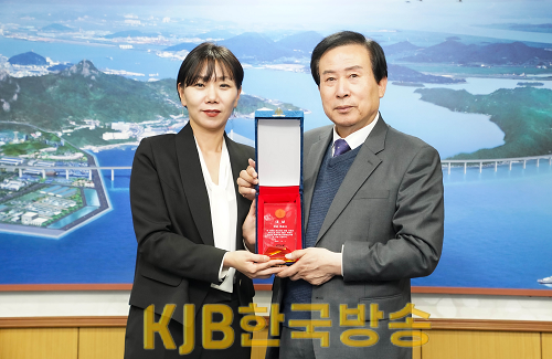 2.목포시, 「2023 SRT 어워드」대상 수상(왼쪽-이선정srt매거진 본부장).png