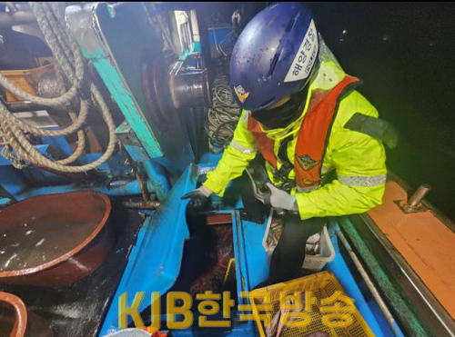 해상검문검색 중인 해양경찰.png