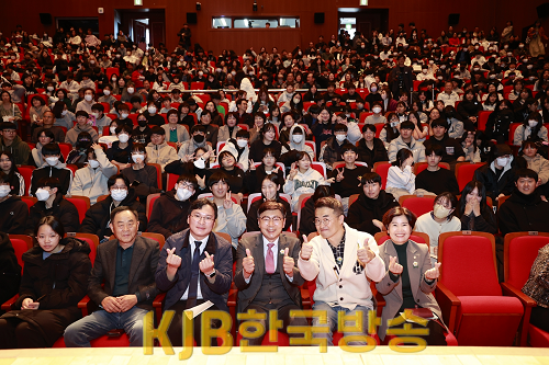 2-1. 보성군, ‘큰별샘 최태성 한국사 강사’초청 자치포럼 성료_자치포럼 현장 단체사진.png