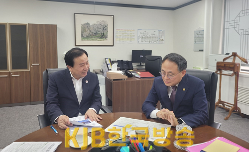 1.목포시, 하반기 특별교부세 30억원 확보(오른쪽-고기동 차관).png