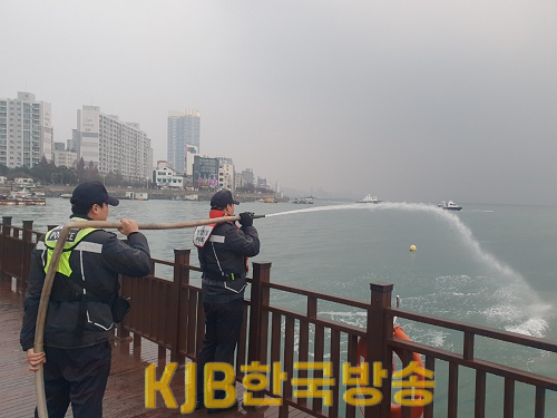 목포해경이 지난 6일 갓바위 인근 해상에 발생한 해양오염에 대해 긴급방제조치를 하고 있다.png