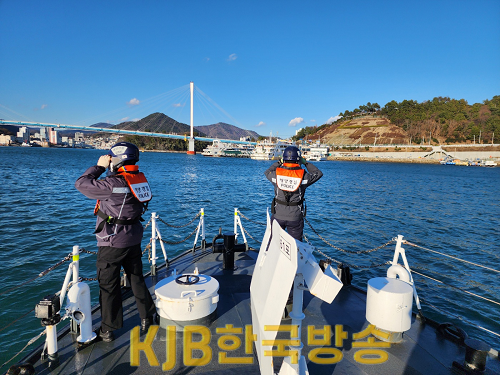 실종자를 수색중인 해양경찰.png