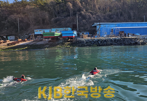 - 지난 20일 밤 돌산 앞바다에서 해상에 추락한 뒤 숨진 채 발견 - 여수해양경찰서(서장 고민관)는 “지난 20일 밤 여수시 돌산 서방 약 370m 해상서 추락한 선장 B씨(62)가 숨진 채 발견됐다”고 밝혔다. 여수해경에 따르면 지난 21일 표류 선박 A호(1.43톤, 승선원 1명)를 조사하는 과정에서 A호의 선장 B씨가 20일 오후 8시 5분께 선박 계류 작업 중 실족하여 해상에 추락한 것을 인근 CCTV를 통해 확인했다. 여수해경은 선장 B씨를 찾기 위해 경비함정과 구조대, 관계기관, 민간 구조선 등을 동원해 합동 집중 수색에 나섰고, 22일 오전 10시 3분께 여수해경의 요청을 받고 연안을 수색하던 한국해양구조협회에서 B씨를 발견했다. B씨는 해상 추락 후 하루가 조금지나 사고 해점으로부터 약 550m 거리 해안가에서 숨진 채로 발견됐다.  여수해경 관계자는 “사고 현장과 CCTV 분석 등을 통해 정확한 사고 경위를 조사 중이다”고 말했다..png
