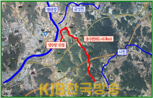- 담양군 금성면, 순창군 금과면 일원 가뭄 걱정 해소 전망    전남‧북 광역자치단체를 넘어 상생협력의 모범사례로 손꼽힌 담양군과 순창군의 농촌용수 이용 체계 개편 사업이 2024년 기본조사 지구로 선정됐다.    농촌용수 이용 체계 개편 사업은 담양군 석현리에서 순창군 금과면에 양수장 및 송수관로 4.0km를 매설하는 사업으로 약 60억이 소요될 예정이다. 신규 착수 지구로 선정되면 전액 국비로 사업이 진행된다.    그동안 담양호는 순창군 구림면 도수터널 내 차수벽으로 인해 유입 수량이 제한돼 평년 저수율이 50% 미만으로 낮아져 지난 13년간 지역 내 민원이 끊이지 않았으며, 올봄 갈수기에는 28%까지 낮아져 농업용수 공급에 큰 불편을 초래했다.    이에 전라남도 담양군과 전라북도 순창군이 광역지자체를 넘은 행보로 담양호 간접유역인 순창군 구림면 도수터널의 차수벽 철거에 협의했으며, 이번 사업은 협의 과정에서 이병노 담양군수가 최영일 순창군수에게 순창군 금과면 일원의 물 공급 방안을 마련하기 위해 제시한 대안이다.    담양군은 국비 확보를 위해 중앙부처와 국회를 여러 차례 방문하고 노력한 결과 국회 상임위와 예결특위 등을 거쳐 2024년 농촌용수이용체계개편사업(담양~순창) 기본조사 지구로 선정됐으며 용역비 3억 원 확보로 사업추진의 기틀을 마련했다..png
