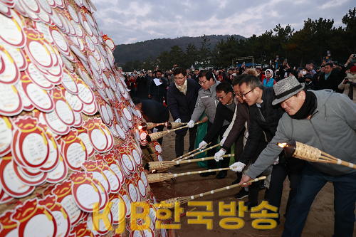 1-5. 보성군, 2024년 갑진년 새해 해맞이 행사 성료 - 김철우 군수와 주요내빈이 달집에 불을 붙이고 있다..png