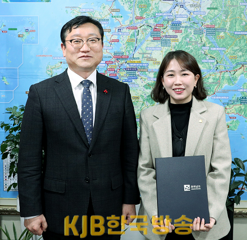 베트남 출신 다문화 여성 임용장 수여.png