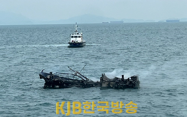 경비함정이 화재진압으로 큰불을 잡고 잠재화재 처리중이다..png