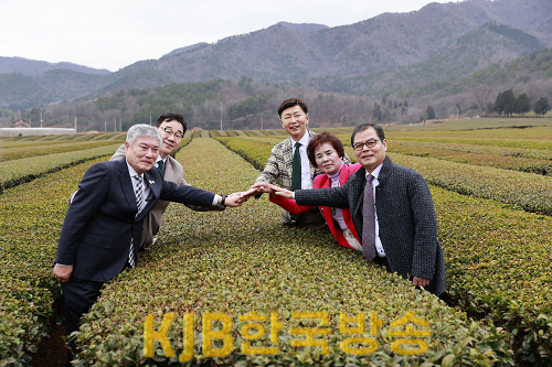 1-5. 하동군 하승철 군수와 하동군 차산업 대표들이 자매결연 협약을 체결한 후 보성 차밭을 방문했다. (1).png