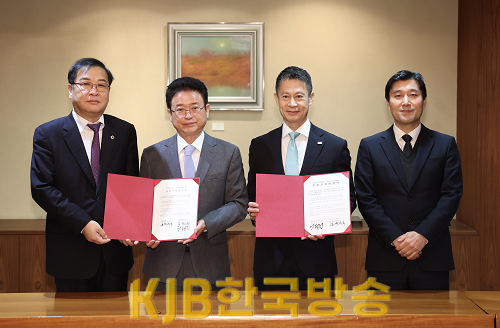 경북도-히로시마현_우호교류의향서_체결식2(왼쪽부터_박영서_경북도의회_부의장__이철우_경상북도지사__유자키__히데히코_히로시마현_지사__임시흥_주히로시마총영사관_총영사).png