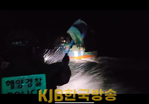 목포해경이 불법조업 외국어선을 대상으로 정선명령을 실시하고 있다..png