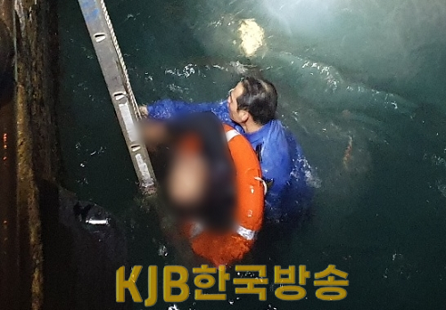익수자를 구조하는 해양경찰(2).png