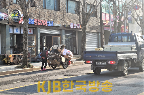 폐지 수집하는 모습.png