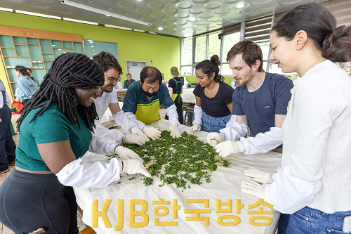 4. 다향대축제에서 차마들기 체험을 하는 외국인 관광객 .png