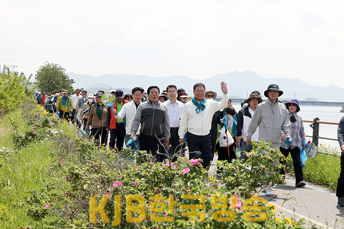 붙임1 지난해 제1회 무안산책로걷기대회 사진(남악수변공원 일원).png