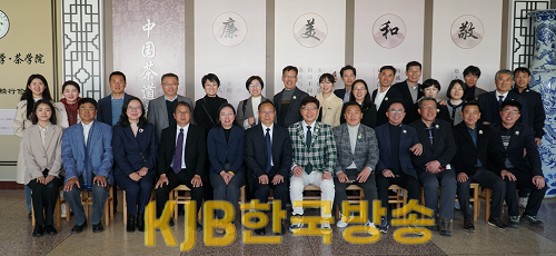 1. 보성군, 한국 보성녹차와 중국 윈난성 보이차의 국제 교두보 마련_김철우 보성군수가 리융허 중국 운남농업대학교 총장과 2월20일 오후 운남농업대 차대학에서 차산업교류 협약을 체결했다. (1).png
