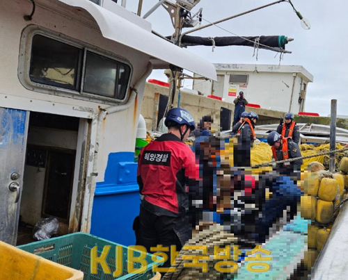 목포해경이 침수선박의 배수작업을 진행중이다..png