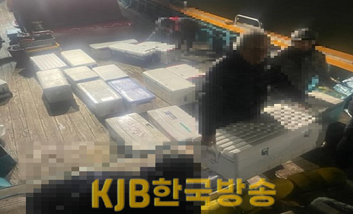 낚서어선에서 낚시용품 등을 하역하고 있다..png