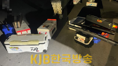 낚시어선에서 하역한 낚시용품.png