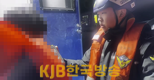 목포해경이 음주운항 선장을 상대로 음주측정을 실시하고 있다.png
