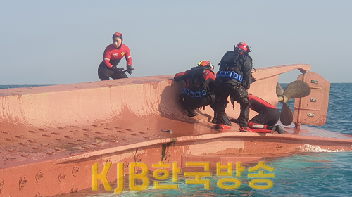 전복선박에서 수색을 진행하는 해양경찰.png