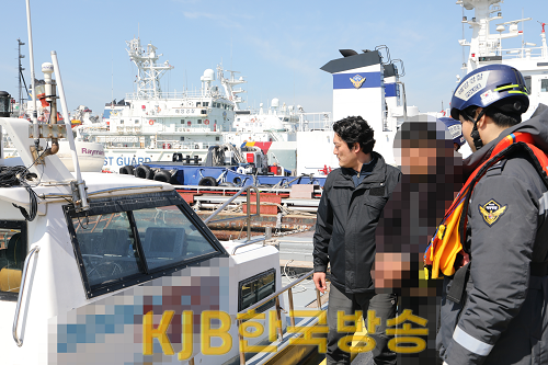 밀항 동원선박을 조사하고 있다.png