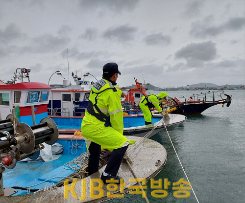 목포해경이 기상악화를 대비해 항포구 어선들의 고박상태를 점검하고 있다..png