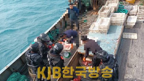 목포해경이 중국어선에서 검문검색을 하고 있다 (1).png