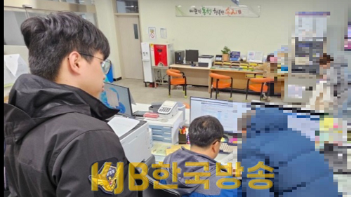 목포해경이 A씨와 지자체를 방문해 지원절차를 진행하고 있다..png