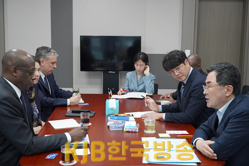 240408_보도자료_소병철_의원__유엔난민기구_UNHCR_라우프_마조우_최고대표보_면담..._포용적_외국인_정책_공감대002_(1).png