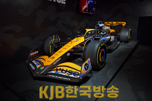 [사진자료 1-3] 뷰즈 X 맥라렌 ‘드리븐 바이 체인지’ 행사에서 처음 공개된 2024 F1 일본 그랑프리 리버리의 모습.png