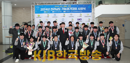 사진1. 종합 1위 여수공업고등학교 단체사진.png