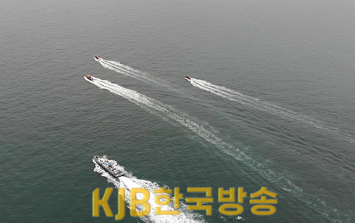 안전 호송을 위해 전속 기동 중인 해경 경비함정.png