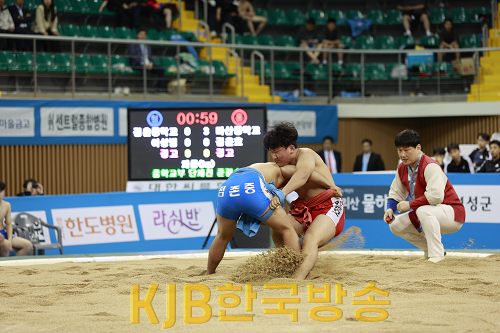 2. 청샅바 점촌중 이상범 선수, 홍샅바 마산중 김윤호 선수가 경기를 하고 있다.png