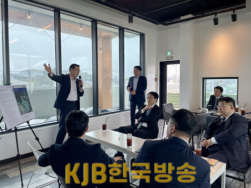 (사진자료)기업+현장+투자설명회_경기경제청+1.png