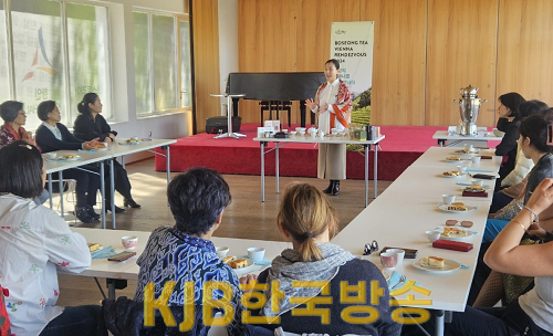 3. 보성군, 보성 차(茶) 오스트리아 비엔나와 14년 만의 재회_오스트리아 비엔나 한인문화회관에서 보성 차를 이용한 다도 체험 행사를 진행하고 있다.png