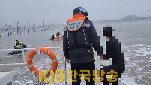 목포해경이 갯벌 고립자를 구조하고 있다..png