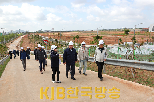 붙임1 조성된 무안항공특화산업단지 일대를 점검중인 김산 군수.png