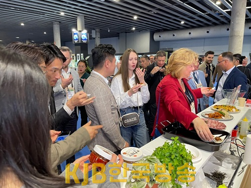 4.29 - 통영시, 세계 최대 수산물박람회장에서 통영수산물 전시(부스 방문객) 2.png