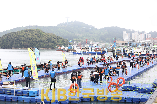사진은 지난해 완도 장보고 수산물 축제 때 진행된 전통 대나무 바다낚시 체험 현장 (3).png