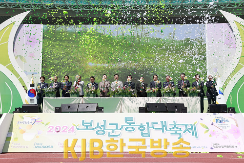 1-6. 보성군, 다원결의를 시작으로 제47회 보성다향대축제 개막_김철우 보성군수, 전라남도 김영록 도지사, 하승철 하동군수 등 내외귀빈이 함께 개막 축하 퍼포먼스를 하고 있다..png