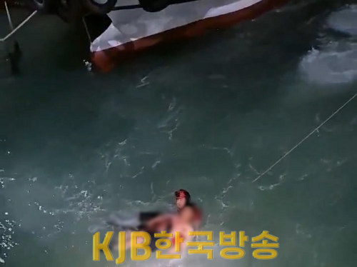 해양경찰이 직접 입수하여 20대 남성 익수자를 구조하고 있다..png