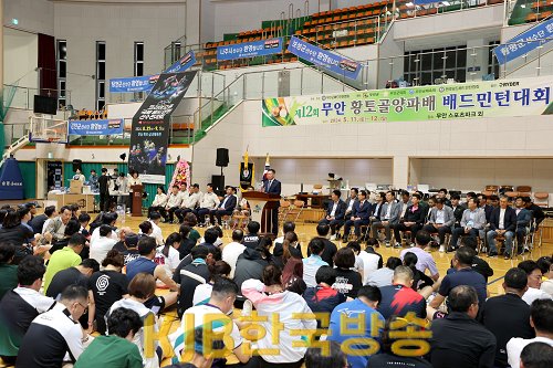 붙임2 제12회 무안 황토골양파배 배드민턴대회에서 축사를 하는 김산 군수.png