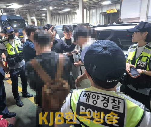 목포해경이 무사증 입국을 시도하던 외국인 일당을 검거하고 있다..png
