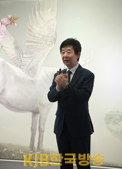 황제성 작가.png