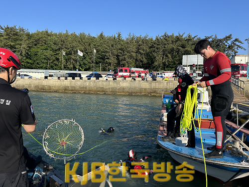 목포해경이 소방과 구조 작업을 실시하고 있다..png